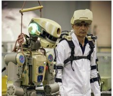 Судя по взгляду этого мужика, у него командировка на луну намечается,  с этим пылесосом.