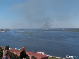Ну про мачты и палубы автору уже объяснили, но где он док увидел? Теплоход стоял на отстое в затоне левого берега Волги. И есть мнение, что дожидался он там своей утилизации. 13 августа в 19:30 пожар еще тушили.