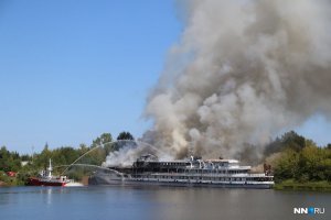 Ну про мачты и палубы автору уже объяснили, но где он док увидел? Теплоход стоял на отстое в затоне левого берега Волги. И есть мнение, что дожидался он там своей утилизации. 13 августа в 19:30 пожар еще тушили.