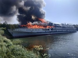 Ну про мачты и палубы автору уже объяснили, но где он док увидел? Теплоход стоял на отстое в затоне левого берега Волги. И есть мнение, что дожидался он там своей утилизации. 13 августа в 19:30 пожар еще тушили.