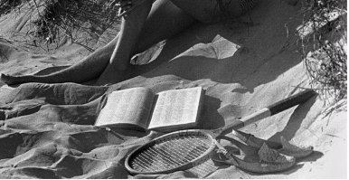 А нахрена на пляже ракетка для большого тенниса?