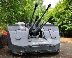 Вот ещё такое чудо было, ЗИФ-20. Есть ещё очень похожие, но со стволами 57 мм.