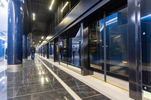 Ну, в СПБ новопостроенные станции-Беговая, Новокрестовская тоже горизонтальные лифты из стекла.
P.S состав не тронется, автоматика не даст.