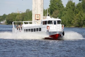 Только пара лет как возобновили производство. С Каждым годом темпы увеличиваются. Плюс строят Валдай (1 фото). 25 июля ССЗ «Залив» построил пассажирское судно (2 фото).  Первый российский круизный лайнер «Пётр Великий» спущен на воду 24 мая (3 фото). И достаточно много строят пассажирских катеров проекта «КС-162» (4 фото)