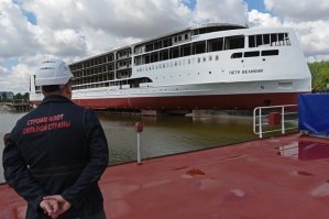 Только пара лет как возобновили производство. С Каждым годом темпы увеличиваются. Плюс строят Валдай (1 фото). 25 июля ССЗ «Залив» построил пассажирское судно (2 фото).  Первый российский круизный лайнер «Пётр Великий» спущен на воду 24 мая (3 фото). И достаточно много строят пассажирских катеров проекта «КС-162» (4 фото)