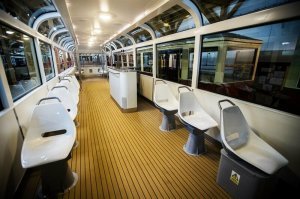 Барная стойка это, конечно, круто, но рядом с ней обычно полагаются стулья. Да и поручней бы побольше в салоне.