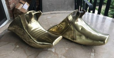 Вообще-то такие стремена использовались всадниками-пастухами в Мексике. В прериях и в тех местах, где росли кактусы.