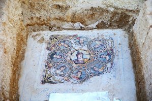 Команда археологов в турецком городе Зевгма, раскопала эти древнегреческие мозаики в 2000г.
Греки, когда основали этот город в 3-м веке до н.э назвали его «Селевкии». Позже Римская империя захватила город в 64 г. до н.э., и переименовала его в « Зевгмы», что означает “мост” или “пересечение” на древнегреческом языке.