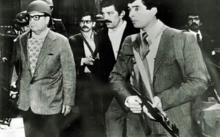 Сальвадо р Гилье рмо Алье нде Го ссенс - убит в результате переворота 11 сентября 1973 г.
Умер достойно, с оружием в руках. Официально считается, что Альенде покончил с собой застрелившись из Калаша... Но верится в это с трудом, не тот был человек и дрался до последнего.