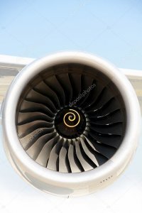 Если вы когда-нибудь летали на коммерческих самолетах, то вероятнее всего вы замечали маленькие белые или желтые спирали по центру авиационных двигателей. Кто-нибудь задумывался, зачем нужны эти спирали? Да, конечно, существует мнение о том, что спирали нужны, для того чтобы предупреждать работников аэропорта о том, что двигатели самолета включены. Отчасти это так. Но не все так просто. И это не полное объяснение.Чтобы точно узнать, зачем в авиационных двигателях нарисованы белые спирали, мы обратились напрямую к производителю самолетов  в компанию Боинг. Вот что рассказал их представитель:

 

"Спирали по центру двигателей самолета служат двум целям. Во-первых, спираль нарисована для отпугивания птиц. Во-вторых, спираль действительно помогает определить включен ли авиадвигатель".
 

Также мы обратились к представителю компании Роллс-Ройс, которая является ведущим мировым производителей реактивных двигателей. В принципе, на вопрос о спиралях в авиадвигателях нам ответили то же самое, что и в компании Боинг.

Вот что они нам написали:

"Наши двигатели для самолетов имеют спирали, которые нужны, для того чтобы указывать на работающий силовой агрегат. Это необходимо, когда самолет находится на земле. Например, в аэропорту, где звук двигателей других самолетов может заглушать звучание другой авиатехники. В результате сотрудники аэропорта могут, не услышав звук двигателей самолета, рядом с которым они работают и могут подойти к нему слишком близко, что чревато засасыванием человека в лопасти реактивного силового агрегата.  
 
Но посмотрев на спираль, вы сразу узнаете, что авиадвигатель работает. 
Во время полета спираль также играет важную роль. При вращении спираль образует визуальное мерцание, которое отпугивает птиц. В итоге, как правило, они не приближаются к летящему самолету".