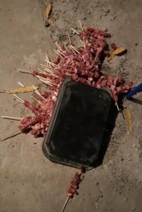 Совсем тут проблемы не увидел, чистый просто собрать, тот который испачкался помыть вином и всё.