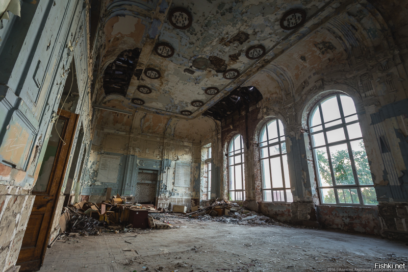 А вот Самарское реальное училище имени Императора Александра благословенного, открыто в 1880 году. В свое время его закончили такие великие люди как:
- Лев Николаевич Толстой, русский советский писатель, граф, академик АН СССР;
- Глеб Максимилианович Кржижановский, советский государственный и партийный деятель; учёный-энергетик, академик и вице-президент АН СССР, литератор;
- Николай Николаевич Семенов, физик, химик, Нобелевский лауреат.
Во время ВОВ в нем находилось Суворовское училище, 14 выпускников которого стали генералами. Военно-медицинский институт, также размещавшийся в здании, выпустил более 13 000 врачей.
1 января 1851 года в здании дворянским собранием принято решение о создании Самарской губернии.
И теперь в Самарской области нашлись 5 миллиардов рублей на реконструкцию стадиона построенного в 2018 году!!!! А училище стремительно разрушается...….