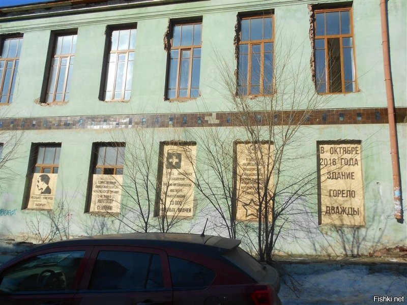 А вот Самарское реальное училище имени Императора Александра благословенного, открыто в 1880 году. В свое время его закончили такие великие люди как:
- Лев Николаевич Толстой, русский советский писатель, граф, академик АН СССР;
- Глеб Максимилианович Кржижановский, советский государственный и партийный деятель; учёный-энергетик, академик и вице-президент АН СССР, литератор;
- Николай Николаевич Семенов, физик, химик, Нобелевский лауреат.
Во время ВОВ в нем находилось Суворовское училище, 14 выпускников которого стали генералами. Военно-медицинский институт, также размещавшийся в здании, выпустил более 13 000 врачей.
1 января 1851 года в здании дворянским собранием принято решение о создании Самарской губернии.
И теперь в Самарской области нашлись 5 миллиардов рублей на реконструкцию стадиона построенного в 2018 году!!!! А училище стремительно разрушается...….
