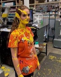 Похоже, этой даме больше всех не везет! В каждый пост о невезучих её суют!:))