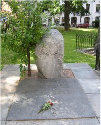 Гуляя по центру Стокгольма набрел на церковь Адольфа Фредерика. Вокруг церкви было небольшое кладбище. Внимание привлекла одна скромная могила с букетом свежих роз. Оказалось здесь похоронен Улоф Пальме, премьер-министр Швеции, убитый в 1986 году на улице города когда он выходил из кинотеатра. Охраны не было. Первоначально в убийстве обвинялся уголовник Кристер Петтерссон, который даже признался в убийстве. Цель - месть и тщеславие. Потом Петтерссон был оправдан. Точно убийца не известен до сих пор.