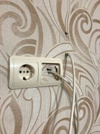 А тут что не так? Явно ремонт сделали,и пока антенную розетку не поставили,провели временно так. Хотя возможно,это временно уже много лет длится,ну судя по грязным розетке и проводу:)