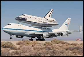 Мне случай запомнился, это год 1999 или 2000.
К нам в контору пришёл 12-ти летний пацан, принёс склеенные модели Боенга-747 и Шатла и вырезку из каогото польского журнала (рис.1., я примерно ракурс подобрал и то, что мы тогда видели).
Попросил сделать в масштабе эмблемы НАСА и попросил краску, та, что "пузырьком".
Так, как ребёнок от руководства, мы занялись его вопросом.
Парень сейчас стал военным лётчиком, а я его до сих пор подкалываю, мол как ты не заметил такие важные элементы.