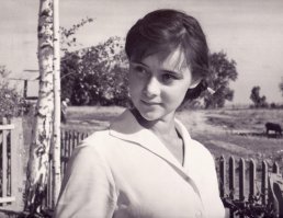 Людмила Марченко
Люду называли советской Одри Хепберн, настолько красивой она была. Не мог этого не заметить и наш герой. Пырьев предложил Марченко делить постель в обмен на главные роли в будущих фильмах. 19-летняя актриса согласилась. Впрочем, такое сотрудничество длилось недолго: Марченко ушла к молодому студенту МГИМО, бросив старика. Вскоре ее карьера ожидаемо идет на спад.
О поведении Пырьева и его отношении к женщинам знали практически все его коллеги, но молчали, боясь потерять работу. Влиятельный режиссер решал судьбы начинающих актрис, ставя им ужасные ультиматумы. Кто-то выбирал честь, а кто-то карьеру.