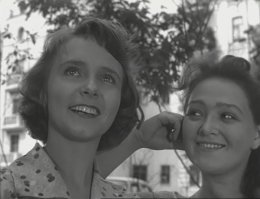 Неуместное изображение.
Людмила Крылова - бывшая жена Табакова, мать Антона и Александры.
Кадр из фильма Катя-Катюша (1959)