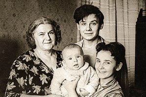 Неуместное изображение.
Людмила Крылова - бывшая жена Табакова, мать Антона и Александры.
Кадр из фильма Катя-Катюша (1959)