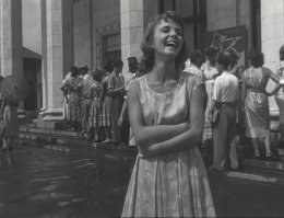 Неуместное изображение.
Людмила Крылова - бывшая жена Табакова, мать Антона и Александры.
Кадр из фильма Катя-Катюша (1959)