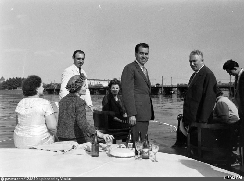 Визит вице-президента США Ричарда Никсона в Ленинград. На кораблике у Тучкова моста.