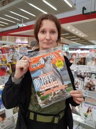 там работают специально обученные хищники, ястребы и тд, которые перед вылетом самолета гоняют всех птиц
есть такая барышня Ника Зубра и ее ястреб Сильва
так что палкой точно не гоняют