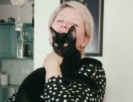 Мне чихать на все стереотипы - 40 ещё нет, не считаю себя сильной и независимой, но  хвостов в доме много. Но всех их блохастых и больных подбирали с мужем вместе - лечили и выкармливали, двух стареньких уже схоронили. Поэтому наши хвосты любят и меня и мужа одинаково.