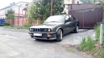 Я владею BMW e30 86 года выпуска. Пробег порядка 700 тыс. км, двигатель до сих пор в номинале, агрегаты трансмиссии родные. Да, в кузов пришлось вложить деньги (ремонт, покраска). Стоимость запчастей для обслуживания не превышает стоимости на ВАЗ, а то и ниже при нормальном качестве запчастей. И да, запчастей валом. Мне нах не уперлась современная погремушка с ресурсом максимум в 150 тыс. км. 
Безопасность? Да, здесь нет подушек, но уже есть зоны деформации кузова, да и металл здесь даже после 30 лет эксплуатации лучше чем на современной кредитопомойке. 
Безопасность для других участников движения? Управляемость здесь в разы лучше благодаря конструкции подвески и развесовки самой машины. Тормоза ничуть не хуже даже при отсутствии АБС. И, кстаи обзорность здесь лучше намного, чем в современном ведре с его толстенными стойками, особенно лобовыми из-за которых нихрена не видно пешехода на переходе при повороте налево. 
Да и я хочу передвигаться на машине которая выделяется из потока, а не на обмылке который ничем не отличается от соседней машины другого производителя.
Экология? Двигатель давно переведен на современную систему впрыска с нормой Евро 2.
Таких по стране миллионы, кто хочет передвигаться, на подержанной, но проверенной и надежной машине, а не платить за кусок поделки из дендрофекального композита, который не стоит тех денег, которые за него просят.