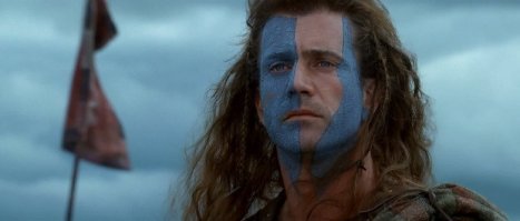 Почитал и вспомнил один не плохой фильм.... 
Решил поискать пруфы и вот:

Синеликие пикты

      Одновременно с татуировкой и шрамированием, кельтские племена Европы широко применяли очень разнообразную боевую косметику. Упоминание Тертуллиана: «легион обуздал диких скоттов (шотландцев) и изучил стального цвета рисунки на лицах убитых» - говорит о многом. Татуировки и боевую раскраску своих противников римляне лаконично называли «stigmata Britonium», британские знаки. 
     
     Название группы племен, живших на севере Шотландии, данное им римлянами, напрямую с этим обычаем связано – слово «пикты» означает «расписанные», покрытые рисунками. Пикты были не богатырского роста, судя по останкам, найденным в их воинских захоронениях – не выше 170 см. Им было жизненно необходимо придание себе пугающего внешнего вида. Татуировки пиктов изображали их животных-покровителей (тотемы). 
      Особенно почиталась пиктами для боевого макияжа глина с высоким содержанием соединений меди, малахита и азурита, синеватого или зеленоватого оттенков. Кроме того яркий сине-голубой цвет достигался ими от применения красителя, изготовленного на основе травянистого растения под названием Вайда красильная. Синий пигмент Вайды мог соперничать яркостью и чистотой тона с дорогим индиго – он был известен людям со времен НЕОЛИТА, позже его назвали «германским индиго» и применяли по всей Европе и даже на Руси для окраски шерсти. Не только пикты, но и другие кельтские воины пугали своей «синюшностью» противников по всей Европе. Цезарь в своих «Записках о Галльской войне» отмечает: «Все британцы красятся Вайдой, которая придаёт их телу голубой цвет, и от этого они в сражениях страшней других на вид». 

      «Мертвенный» оттенок кожи раскрашенных воинов был призван показать врагам отсутствие у них страха перед смертью – раз они уже в какой-то мере «мертвы и посинели». Площадь для нанесения боевой раскраски была немалой: пикты шли в бой практически нагими. Кроме однородного синего фона, пикты наносили на свои тела и лица тотемические символы – изображения животных, птиц и рыб.

Так всё-таки видели!!!