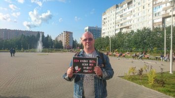 Ну, раз автор предложил, продолжим эстафету. 15-го в MoneyHoney (СПб) прошёл вечер, посвящённый творчеству группы "КИНО". Мероприятию предшествовала акция #ЦойЖив2019.