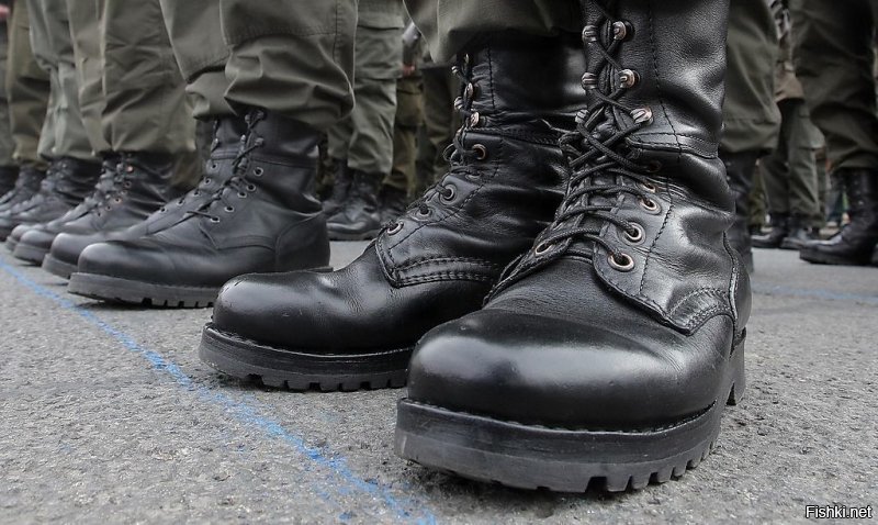 Боец на фото почти четыре минуты долбится с одним сапогом.
В реальной жизни у них сколько времени на шнуровку уходит?

"Скоростная шнуровка" удобнее.
И завязывать и развязывать.