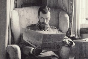 Николай II смотрит картинки как могла бы выглядеть Москва в будущем,выпущенноых по заказу кондитерской фабрики "Эйнем"