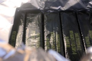 Я тут поискал инфу на счет этой самой С-4 маде ин СШП. Нашел кое что

Взрывчатое вещество типа C-4 обычно упаковывается как заряд для подрыва M112. Заряд  M112 представляет собой прямоугольный блок ВВ типа C-4 размером примерно 2 дюйма на 1,5 дюйма и длиной 11 дюймов, весом 1,25 фунта (0,57 кг). M112 оборачивается в контейнер с майларовой пленкой иногда оливкового цвета с чувствительной к давлению клейкой лентой на одной поверхности. 

Остается дюймы перевести в сантиметры и перемножить что бы выяснить что за кучу представляет из себя 750 кило этой самой С-4