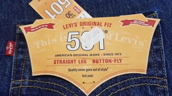 Ничего не могу сказать про оригинальные магазины в Москве. Хотя вывески над входом выглядят,как настоящие. Единственное изменение по лекалу было на 150 лет - на 5 мм заузили штанинину к низу,на бумажной этикетке,чтоб отделить серию то ли убрали,то ли наоборот стали рисовать двойную строчку(сейчас уже не помню) И штамп на внутреннем кармане уже с датой в 150 лет,а не 140. 
======