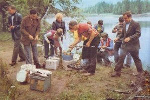 "В один прекрасный,ничего не значащий для советского человека и коммуниста день,а именно 1 мая 1960 года..." ШТА?Вообще то "Первомай" праздновала вся страна парадами,демонстрациями,митингами а потом в квартирах накрывались столы и люди отмечали по-полной.