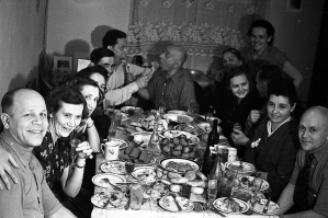 "В один прекрасный,ничего не значащий для советского человека и коммуниста день,а именно 1 мая 1960 года..." ШТА?Вообще то "Первомай" праздновала вся страна парадами,демонстрациями,митингами а потом в квартирах накрывались столы и люди отмечали по-полной.