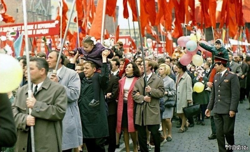 "В один прекрасный,ничего не значащий для советского человека и коммуниста день,а именно 1 мая 1960 года..." ШТА?Вообще то "Первомай" праздновала вся страна парадами,демонстрациями,митингами а потом в квартирах накрывались столы и люди отмечали по-полной.