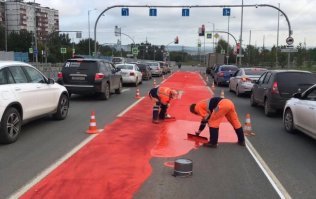 А у нас в Перми красным  красят, якобы противоскользящее покрытие