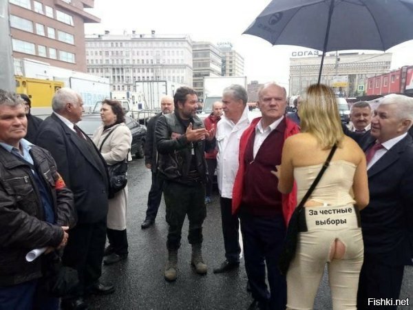 В объективном ракурсе: Илиас Меркури и Анна Шафран ведут трансляцию митинга КПРФ