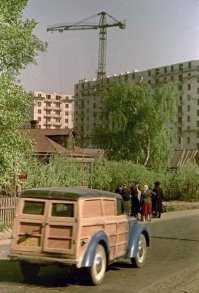 Пф, деревянные бамперы. В совке после войны не то что бамперы, вообще чуть ли не целиком машины деревянные делали по той же причине нехватки металла. Вот, например, мосвич-400....