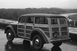 Пф, деревянные бамперы. В совке после войны не то что бамперы, вообще чуть ли не целиком машины деревянные делали по той же причине нехватки металла. Вот, например, мосвич-400....