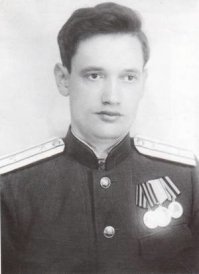 Полковник Евгений Мурзин -- солдат по профессии и музыкант по призванию. Инженер-электронщик, кандидат технических наук, главный конструктор аппаратуры управления средствами ПВО "Ясень-2". А также звукорежиссёр, композитор, теоретик электронной музыки, создатель уникального оптоэлектронного микротонального синтезатора АНС. Диапазон в 10 октав с разрешением 72 тона на октаву, сотни электронных ламп, десятки тысяч точек пайки. Он строил свою Машину 10 лет, в свободное время и на свои деньги, в комнате коммунальной квартиры.