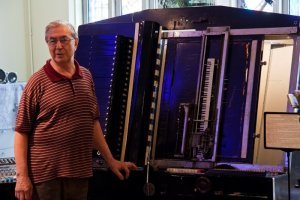 Родоначальники советской электронной музыки, сотрудники лаборатории Евгения Мурзина. Слева стоит молодой Эдуард Артемьев, рядом с ним Альфред Шнитке, Александр Немтин и  Эдисон Денисов, за спиной которого находится синтезатор АНС.
Сидят: Олег Булошкин, Софья Губайдулина и Станислав Крейчи.

Четверых из них уже нет с нами, но трое здравствуют.