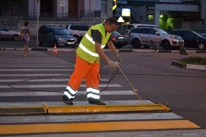 Не следует оскорблять людей (пусть даже арабов), не разобравшись в теме. Красят отнюдь не бытовой краской, а специальным составом типа краски для разметки, естественно, с надлежащими техническими характеристиками. Сцепление шин с дорогой не только не ухудшается, а даже лучше, чем на голом асфальте. Дорого только очень, всю дорогу красить, но Катар может позволить себе пару улиц даже золотом залить...