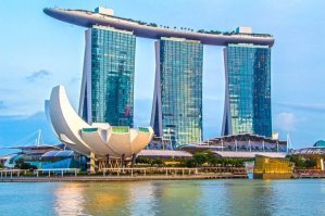 Отель Marina Bay Sands ( в Сингапуре ) состоит из трех 55-этажных башен, которые венчает трехпалубная гондола под названием "Небесный парк". На верхней палубе на высоте 200 метров расположен громадный 150-метровый бассейн под открытым небом и зоны отдыха вокруг живых 10-метровых пальм.

Источник: 
© 100dorog.ru