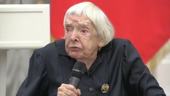 Во, одна из "жертв". А папаша оказывается своих друзей в лагеря отправлял. Обыкновенный стукач. Все они херои до обнародования уголовных дел.