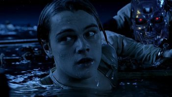 Пузатенький Леонардо Ди Каприо забавно катается на водном самокате