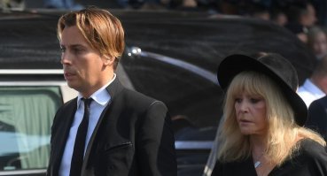 С кем то не очень удобно летать в самолёте...