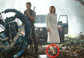 А ещё по джунглям весь фильм бегают в чистой одежде и на каблуках.